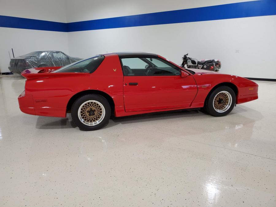  Pontiac Firebird Trans Am GTA T-Roof 1989 года  (фото 10 из 55)